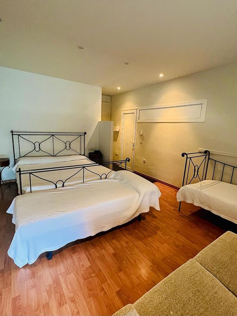 Los Hostalets de Llers Hotel & Restaurant Figueres Parc מראה חיצוני תמונה