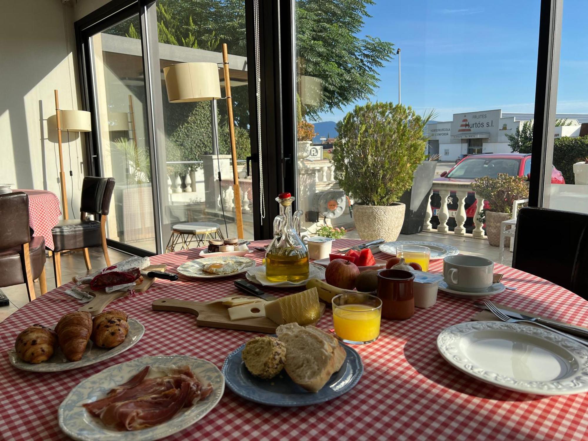 Los Hostalets de Llers Hotel & Restaurant Figueres Parc מראה חיצוני תמונה
